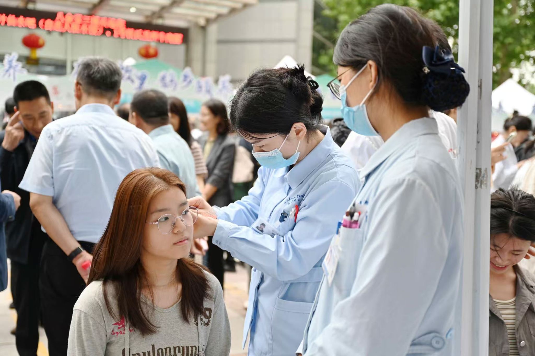 青年学子在中医药文化市集上体验中医药义诊4.jpg